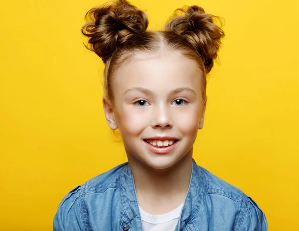 Retrato de alegre sorridente menina no fundo amarelo — Fotografia de Stock