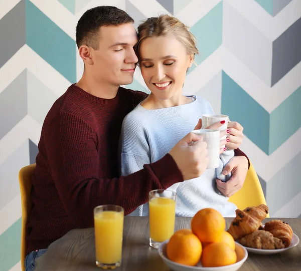 Jovem casal bonito tendo mesa de pequeno-almoço — Fotografia de Stock