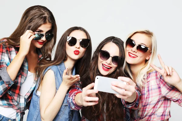 Ragazze adolescenti felici con smartphone scattare selfie — Foto Stock