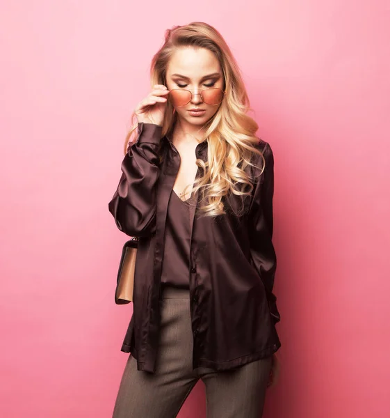 Stylish blond woman in blouse and pants, wearing sunglasses . — Stock Photo, Image