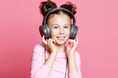 Kulaklıklı mutlu kız müzik dinliyor.