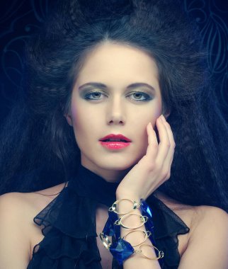 Mükemmel makyajlı kadın. Güzel Profesyonel Tatil Makyajı. Esmer arka planda Güzel Kızlar Yüzü..