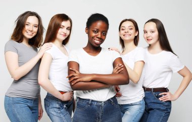 Beş çok ırklı, Afro-Amerikan, Avrupalı ve Asyalı kız