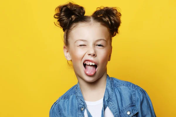 Retrato de menina com boca aberta e expressão louca. Rosto surpreso ou chocado . — Fotografia de Stock