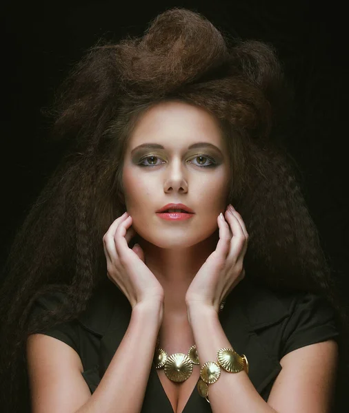 Retrato de mulher bonita com cabelos castanhos coloridos longos e maquiagem brilhante — Fotografia de Stock