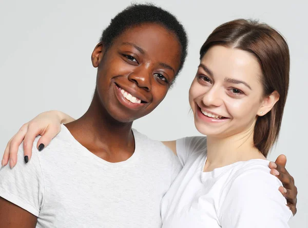 Concepto de amistad multiétnica. Mujeres europeas y africanas alegres . — Foto de Stock