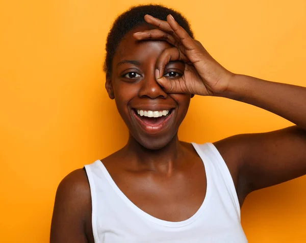 黄色の背景に隔離された美しい幸せな若いアフリカ人女性 — ストック写真