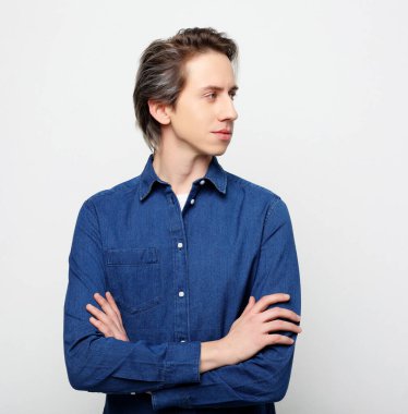 Yüzünde gri bir geçmişi olan genç bir adam.