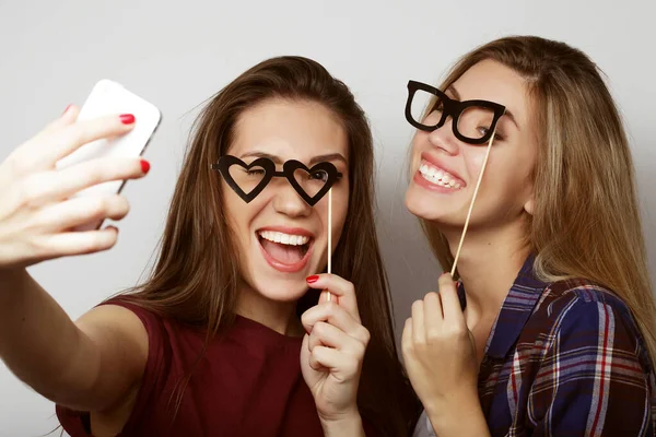Tahnoloji, duygu ve insan konsepti: Mutlu en iyi arkadaşlar beyaz arka planda akıllı telefondan selfie çekiyor — Stok fotoğraf
