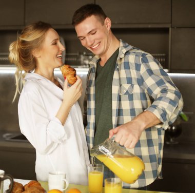 Genç ve güzel bir çift kahvaltı masasında.