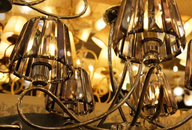 Mağazada tavan lambaları, avizeler