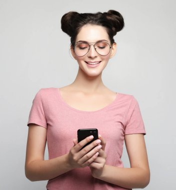 Güzel, neşeli bir kadın cep telefonuyla konuşuyor.