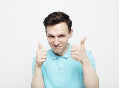 Genç adam beyaz arkaplanda iyi görünüyor