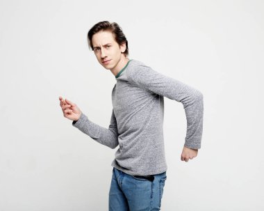 Modaya uygun genç adam müzikle dans ediyor.