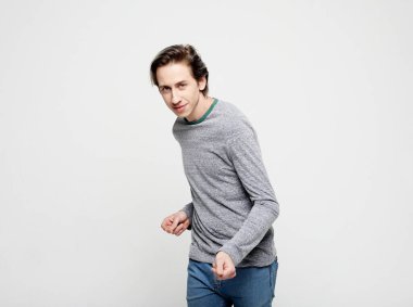 Modaya uygun genç adam müzikle dans ediyor.