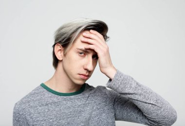 Başı ağrıyan yakışıklı genç adam.