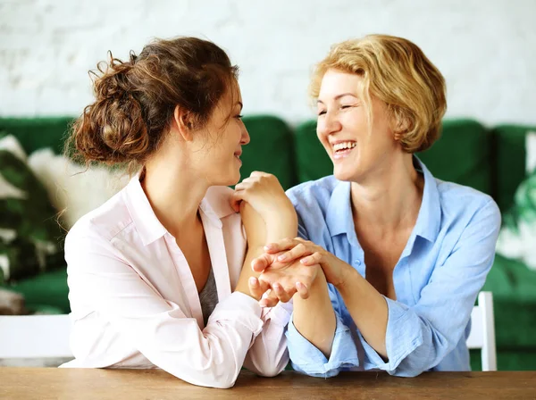 Lifestyle en mensen concept: senior vrouw met volwassen dochter ontspannen op de bank thuis — Stockfoto