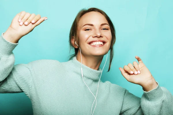 Όμορφη νεαρή γυναίκα με ακουστικά ακούγοντας μουσική — Φωτογραφία Αρχείου