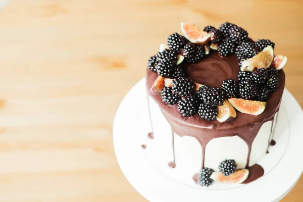 Kue gourmet yang dilumuri coklat dan dihiasi dengan blackberry dan ara. Permen Liburan. Tutup.. — Stok Foto