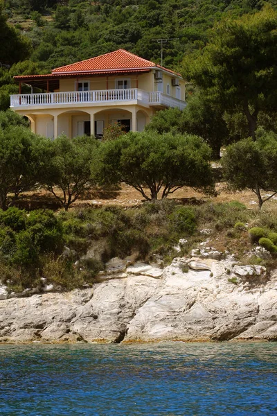 House standing on the seashore, Blue caves on Zakynthos island — Stock Photo, Image