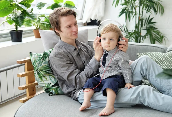 Ung pappa med sin son hemma, ha en trevlig tid tillsammans, lycklig tid, ung familj — Stockfoto