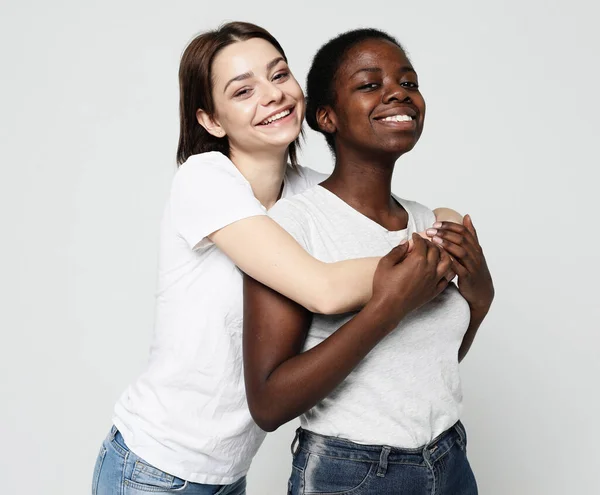 幸せな異人種間の同性愛カップルの抱擁のショット.アフリカ系アメリカ人の女の子と彼女の魅力的な白人のガールフレンド — ストック写真