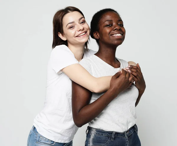 Girato di felice interrazziale coppia omosessuale abbracciare. ragazza afro-americana e la sua affascinante ragazza caucasica — Foto Stock