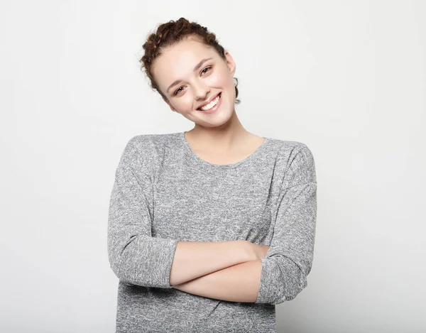 Estudio de la foto de una hermosa mujer joven con el pelo rizado sonriendo suavemente mientras escucha una conversación interesante — Foto de Stock