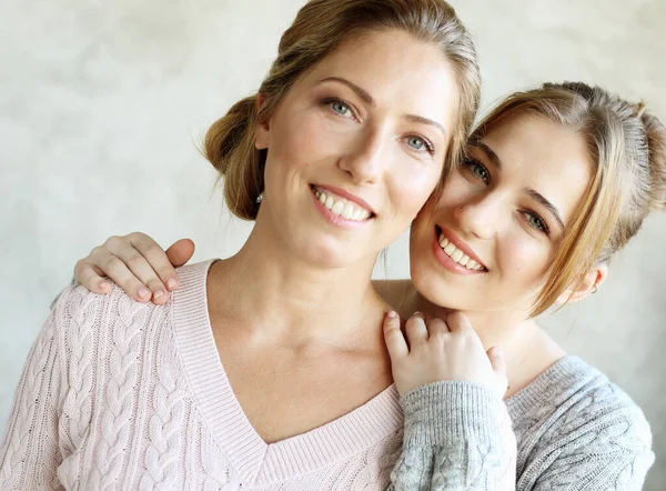 Jovem feliz e sua mãe em casa, família feliz — Fotografia de Stock