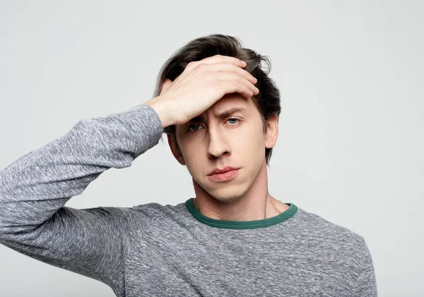 Schöner junger Mann leidet unter Kopfschmerzen — Stockfoto