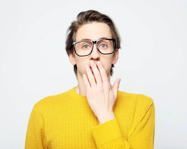 Levensstijl, geluk, emotie en mensbeeld: foto van stompzinnige knappe man heeft een schokkende expressie, wordt verrast, geïsoleerde overwitte achtergrond. Verbaasde jonge gek voelt stress.. — Stockfoto