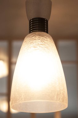 Küçük lamba, yakın çekim, sıcak tonlar