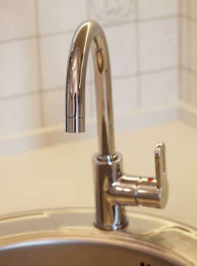 Modern iç mekanda mutfak musluğu