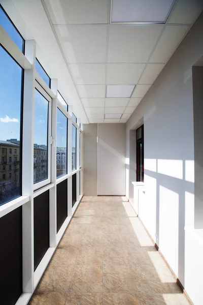 Современный застекленный балкон в русском доме — стоковое фото
