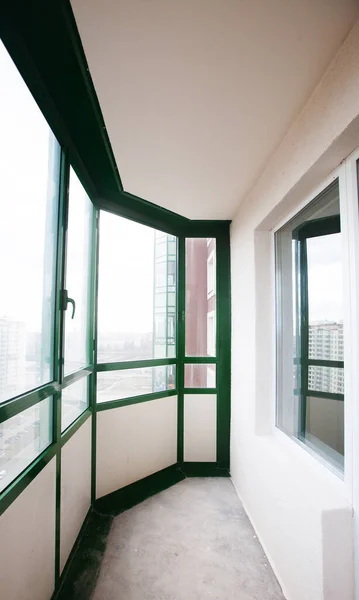 Современный застекленный балкон в русском доме — стоковое фото