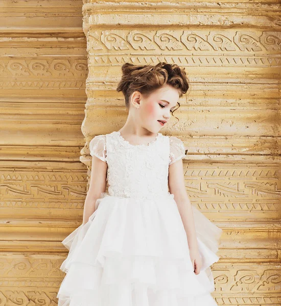 Menina com cabelo loiro vestindo vestido branco . — Fotografia de Stock