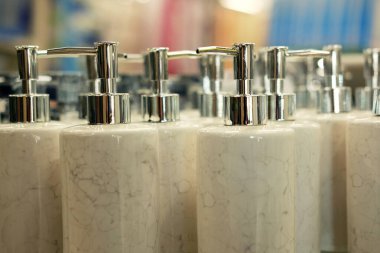 Dükkanda sabun şişeleri