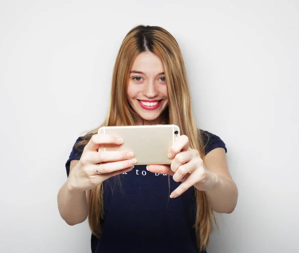 Söt ung kvinna som tar selfie. — Stockfoto