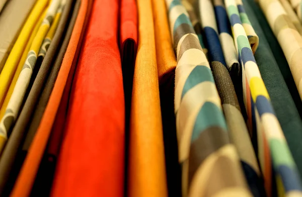 Kolorowe tkaniny w sklepie. — Zdjęcie stockowe