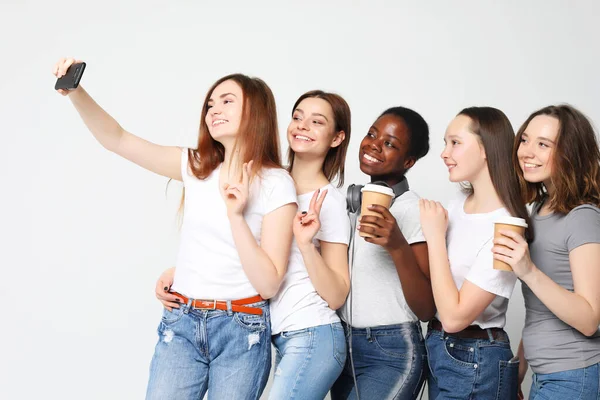 Zdjęcie pięciu wieloetnicznych dziewczyn śmiejących się i robiących selfie — Zdjęcie stockowe