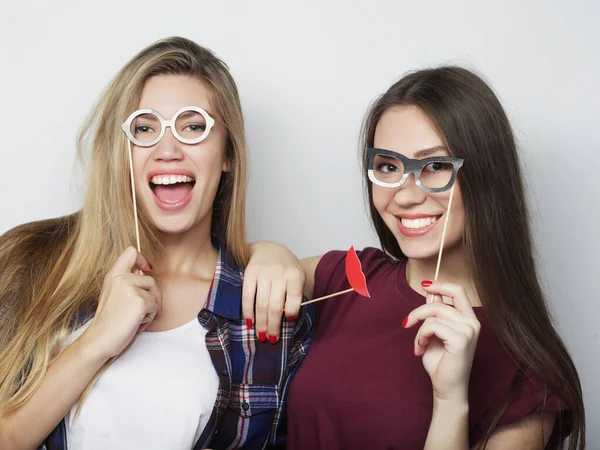 Duas elegantes meninas hipster sexy melhores amigos prontos para a festa, sobre fundo branco — Fotografia de Stock