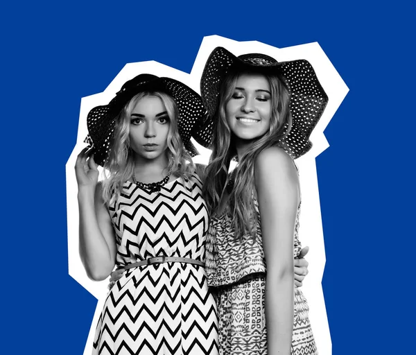 Studio lifestyle πορτρέτο των δύο καλύτερων φίλων κορίτσια φορώντας κομψό καλοκαιρινό φόρεμα και ψάθινα καπέλα — Φωτογραφία Αρχείου
