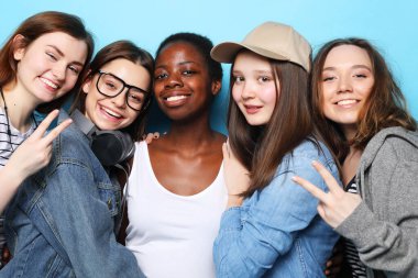 Neşeli Avrupalı, Asyalı ve Afrikalı kadınlar.