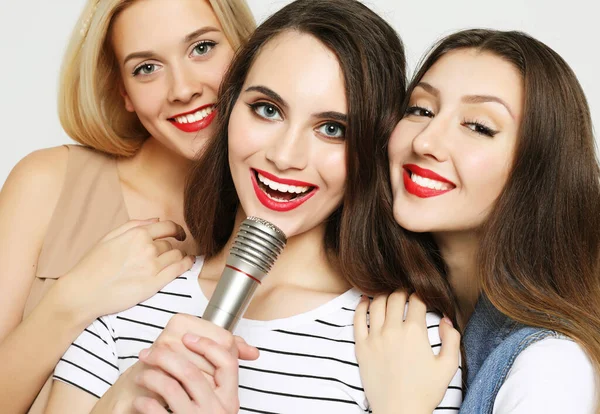 Beauté filles avec un microphone chanter et avoir du plaisir ensemble — Photo