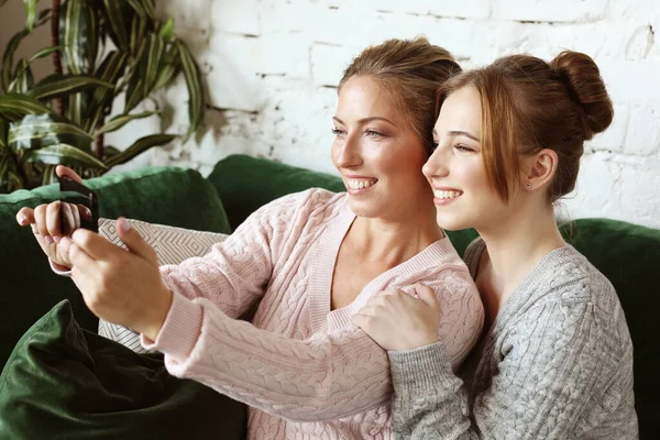 Maduro madre y su hija haciendo un selfie usando teléfono inteligente —  Fotos de Stock