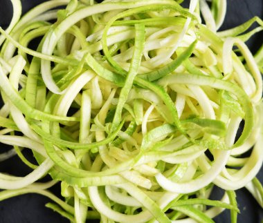 Dilimlenmiş kabak, sarmal, diyet yiyecekler, düşük karbonhidrat.