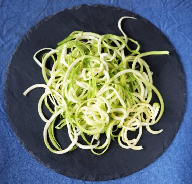 Dilimlenmiş kabak, sarmal, diyet yiyecekler, düşük karbonhidrat.