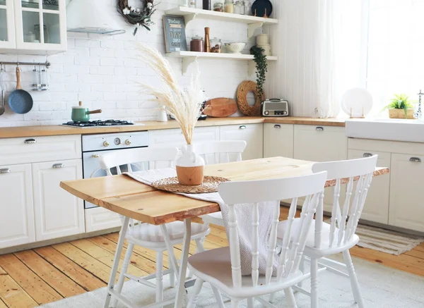 Interior de cocina de estilo escandinavo, electrodomésticos vintage y atmósfera — Foto de Stock