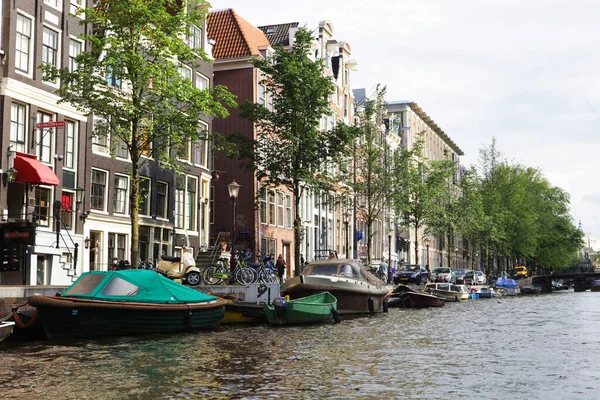 Amsterdamse grachten en typische huizen — Stockfoto