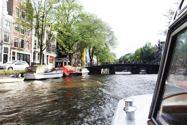 Amsterdamse grachten en typische huizen — Stockfoto